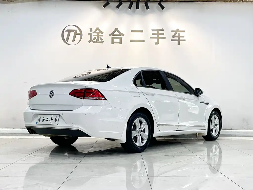 Volkswagen Lamando 2017 230TSI MT