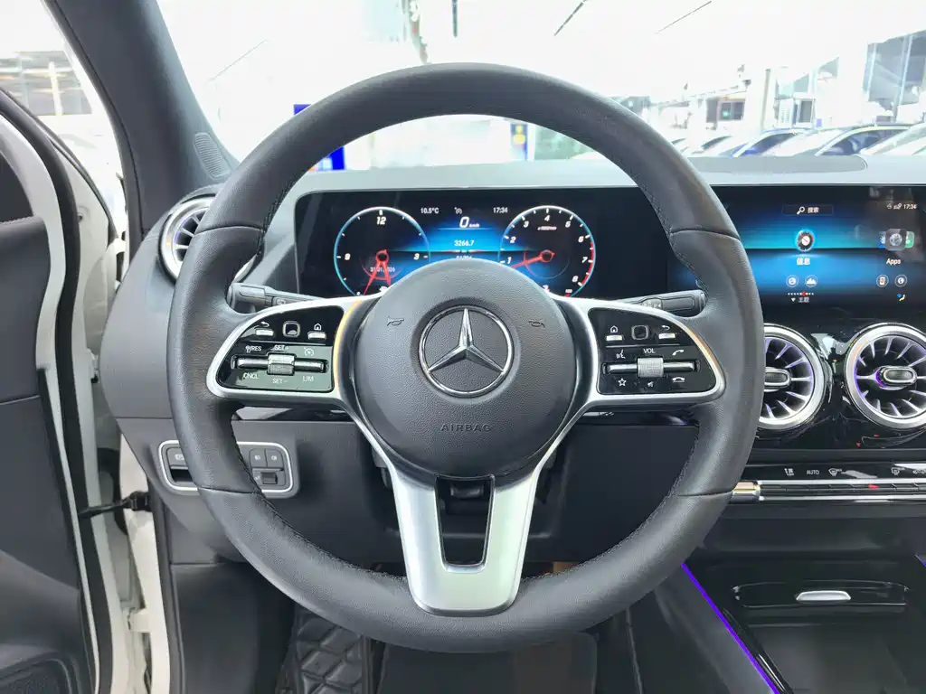 MERCEDES-BENZ GLA