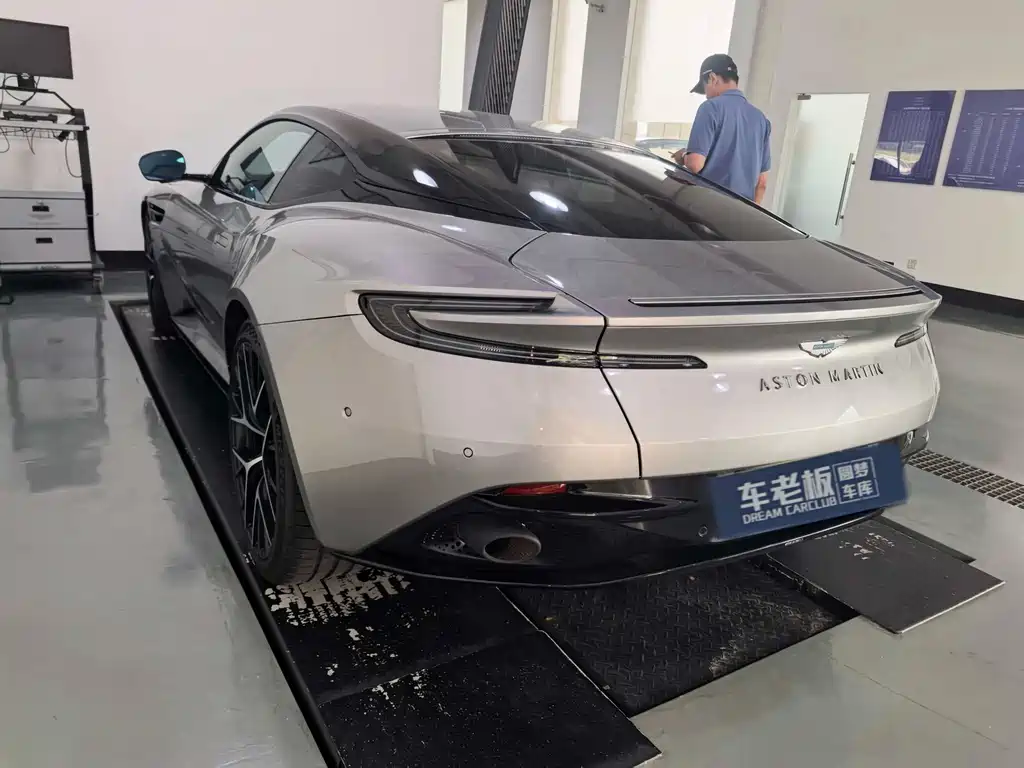 Aston Martin DB12 — миниатюра 3
