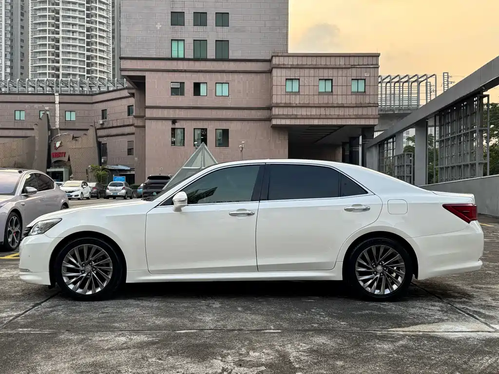 Toyota Crown — миниатюра 28