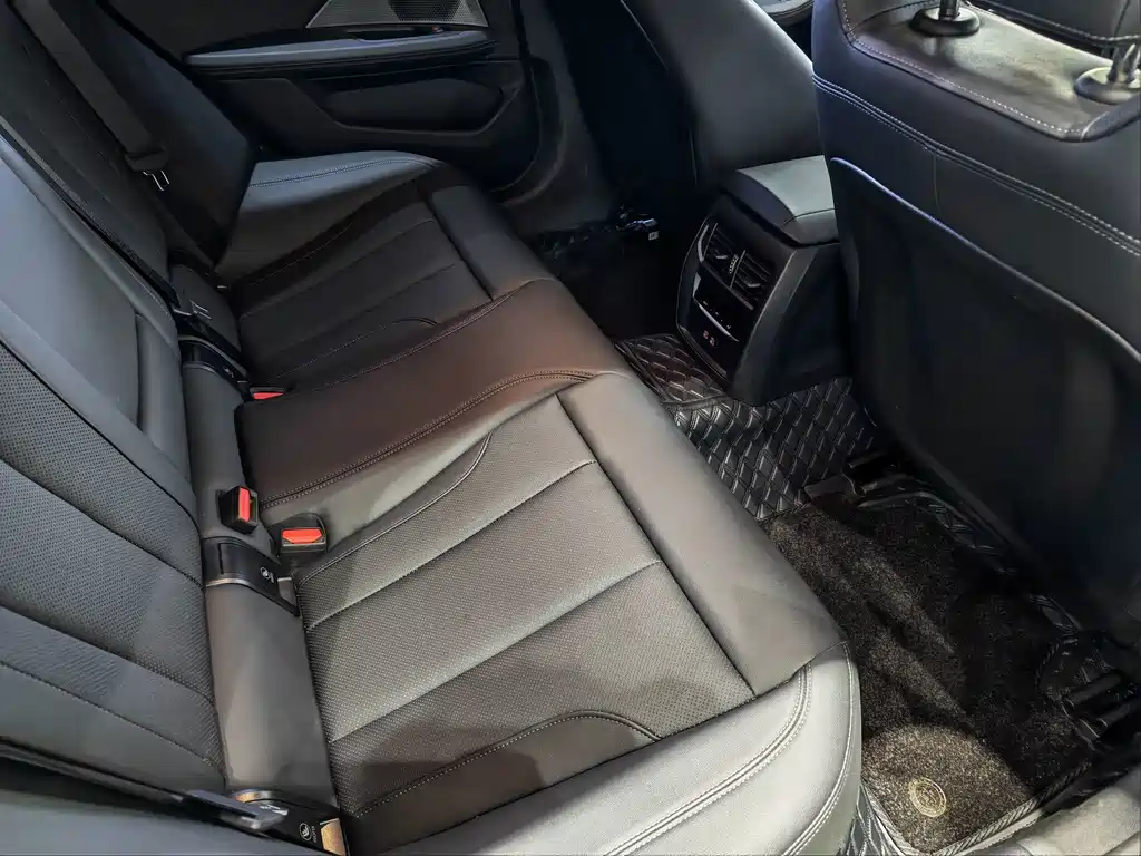 BMW i4 — миниатюра 10