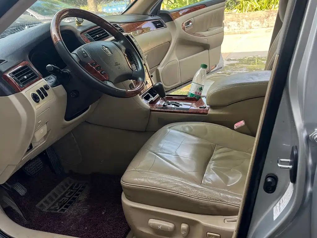 Toyota Crown — миниатюра 4