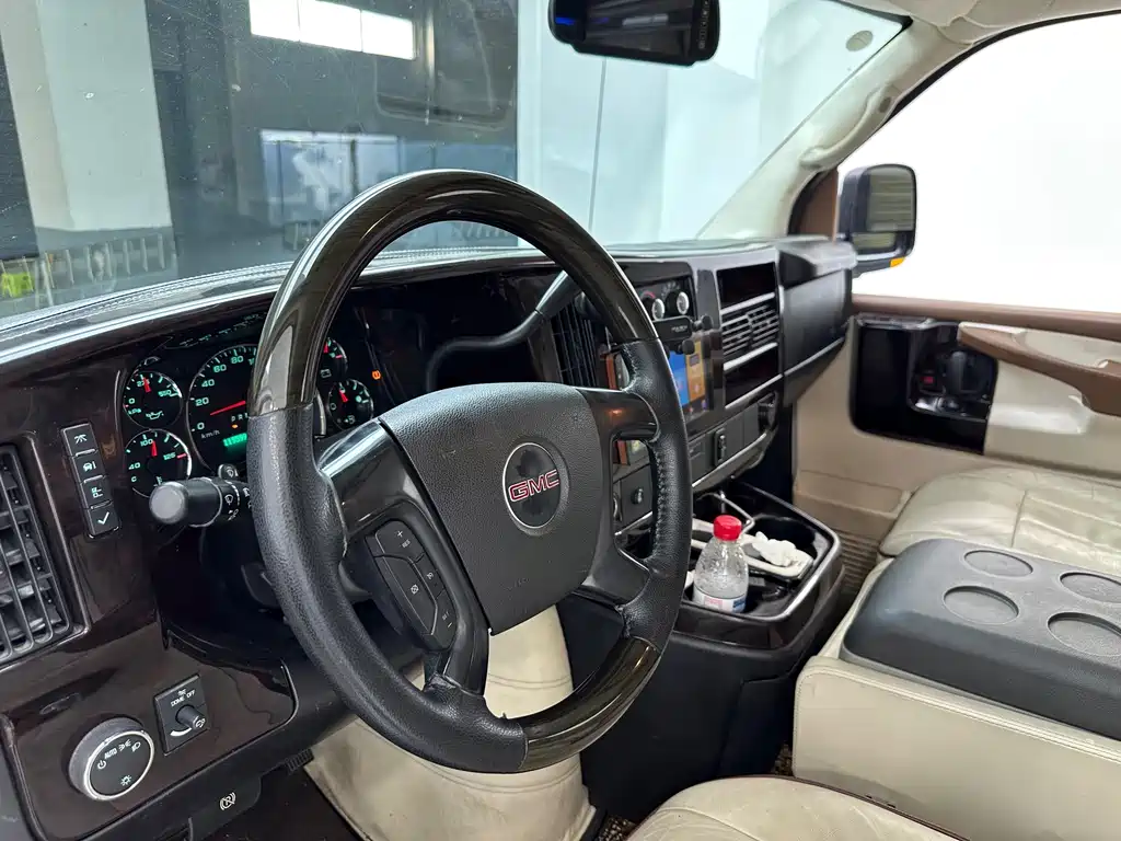 GMC Savana — миниатюра 4