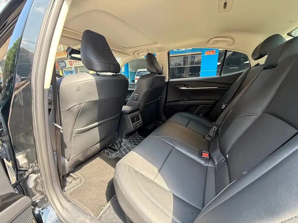 Toyota Camry — миниатюра 8