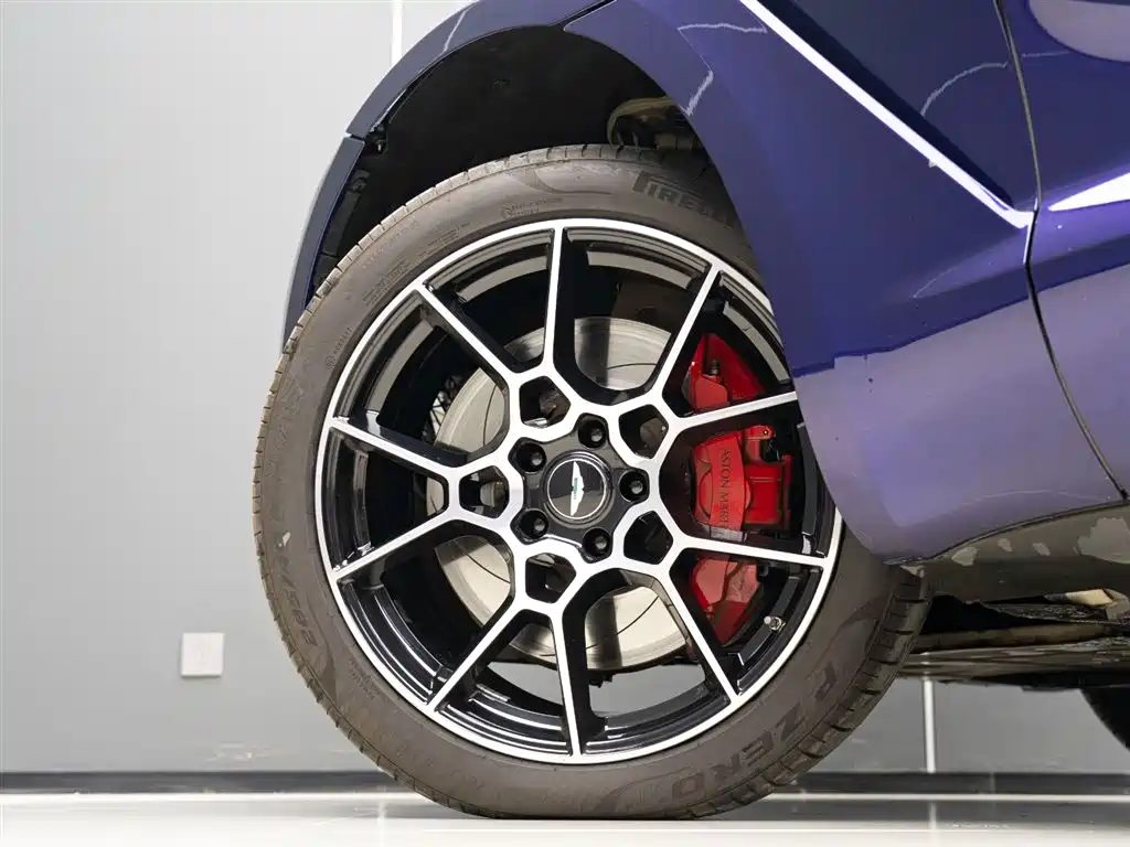 Aston Martin DBX 2023 3.0T STRAIGHT-SIX