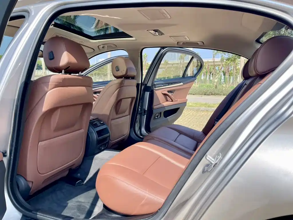 BMW 5 Series — миниатюра 10