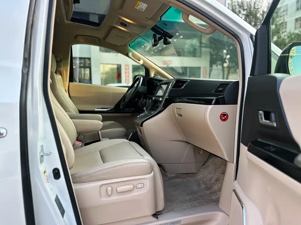 Toyota Alphard — миниатюра 9