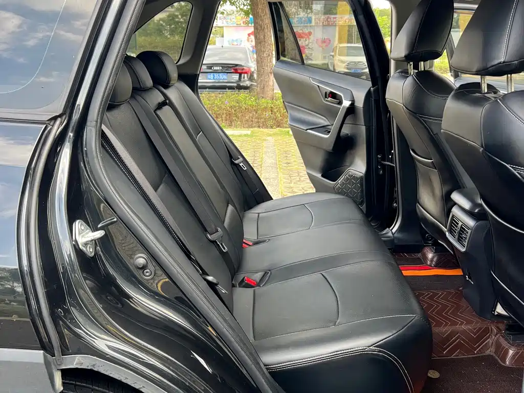 Toyota RAV4 — миниатюра 6
