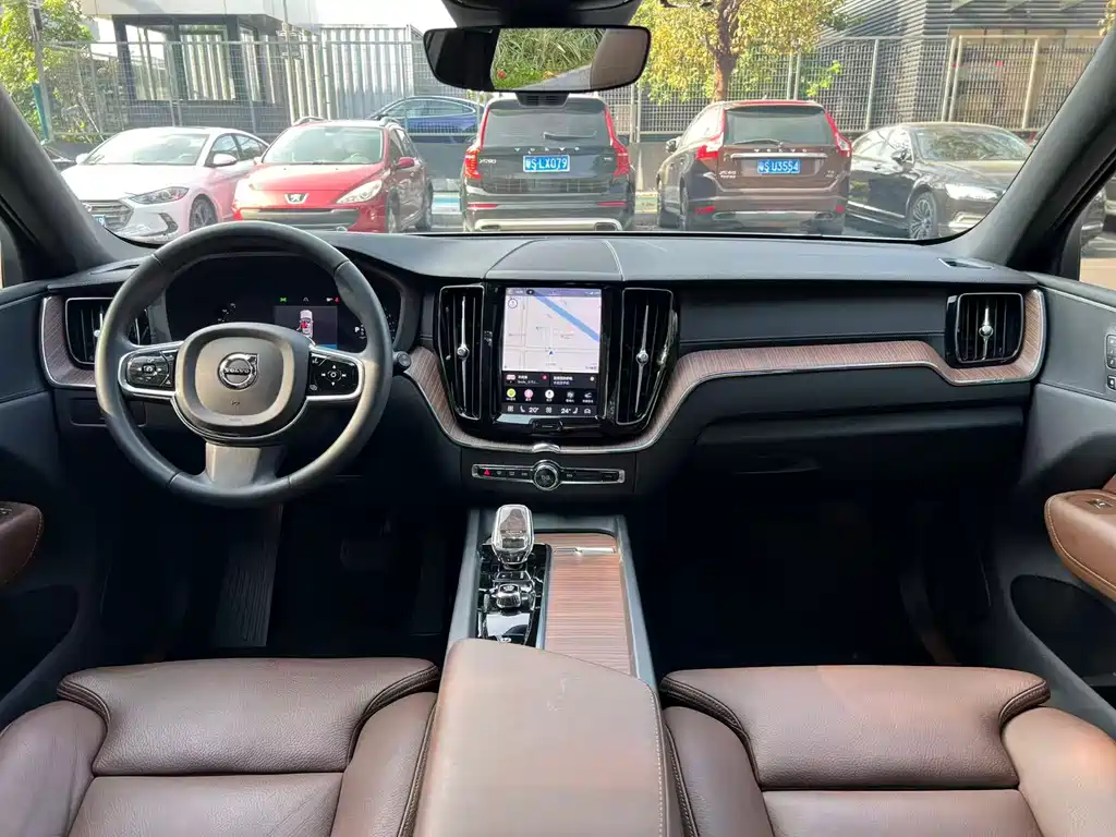 Volvo XC60 2023 B5 Luxury