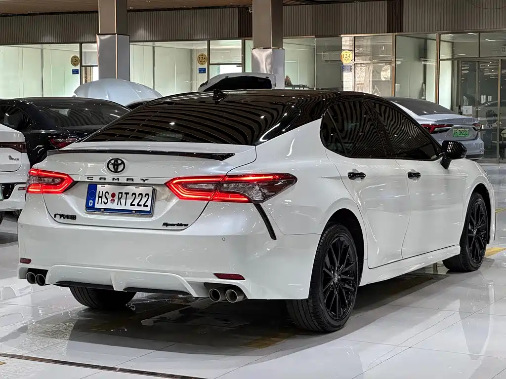 Toyota Camry — миниатюра 18
