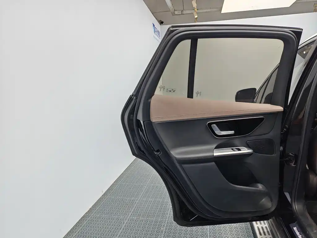 Mercedes-Benz EQE SUV — миниатюра 14