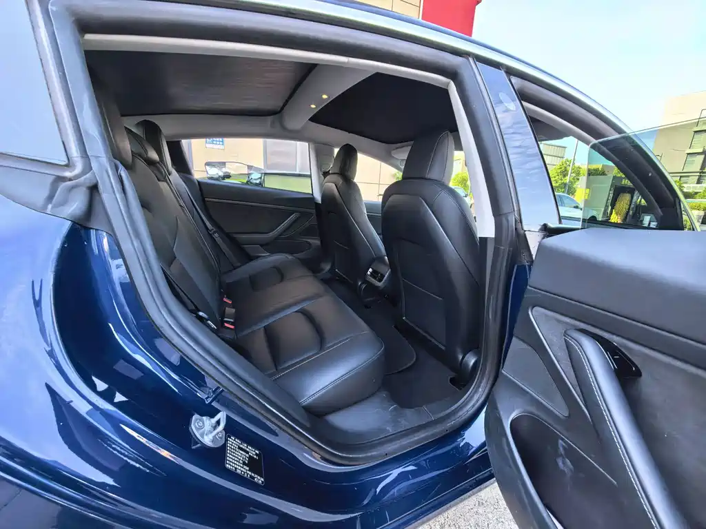 Tesla Model 3 — миниатюра 9