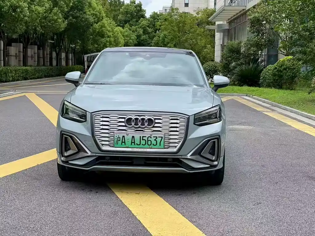 Audi Q2L E-tron