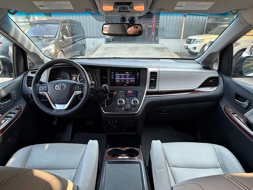 Toyota Sienna — миниатюра 10