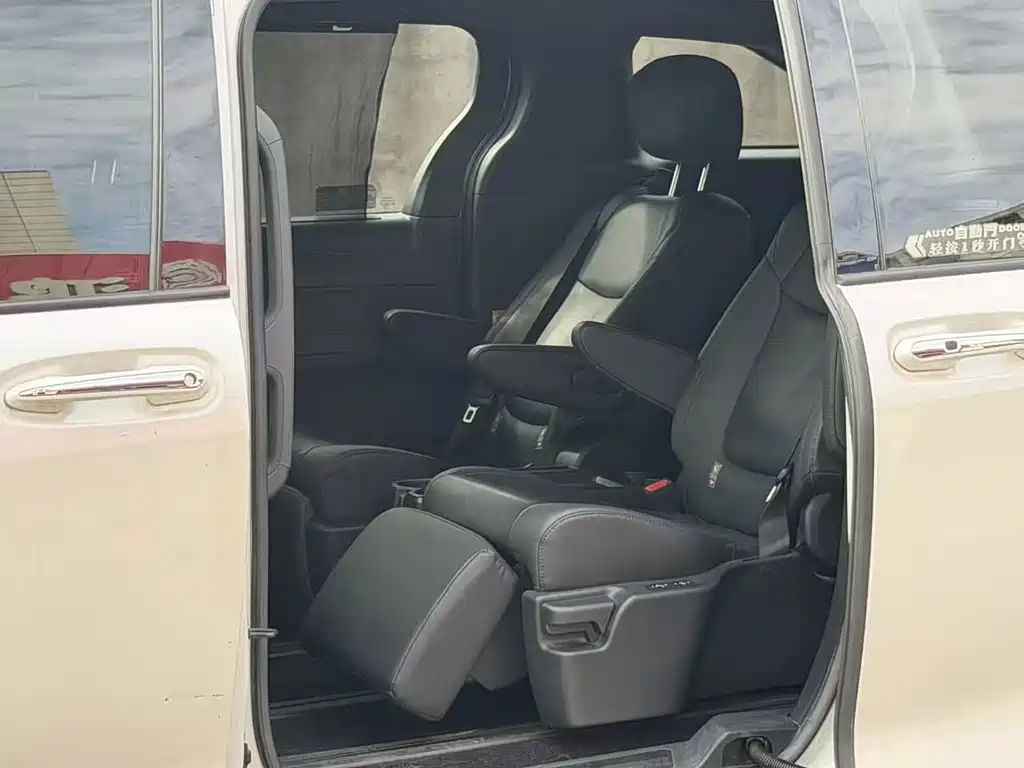 Toyota Sienna — миниатюра 5