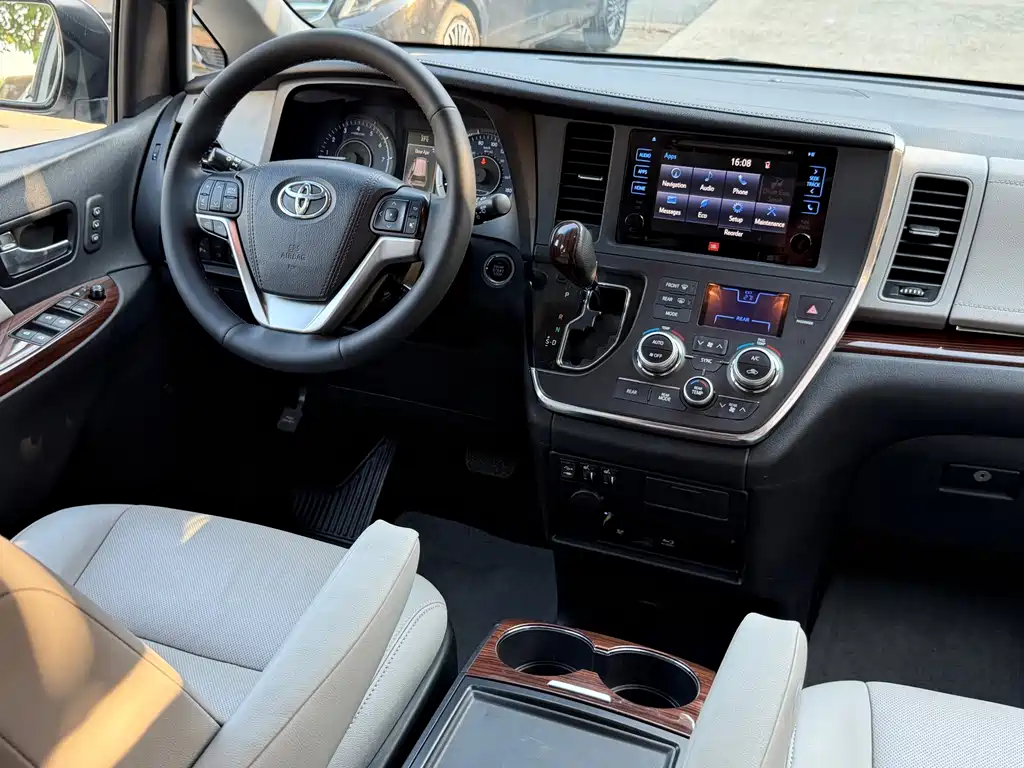 Toyota Sienna — миниатюра 11