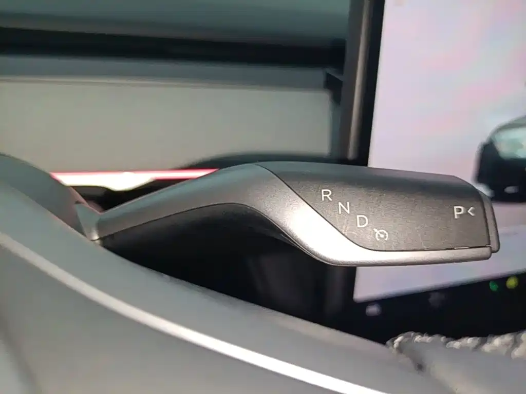 Tesla Model Y — миниатюра 14