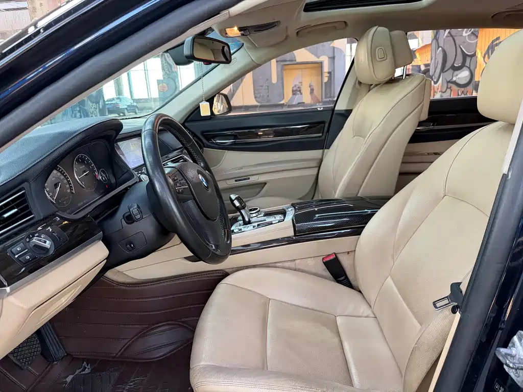 BMW 7 Series — миниатюра 11