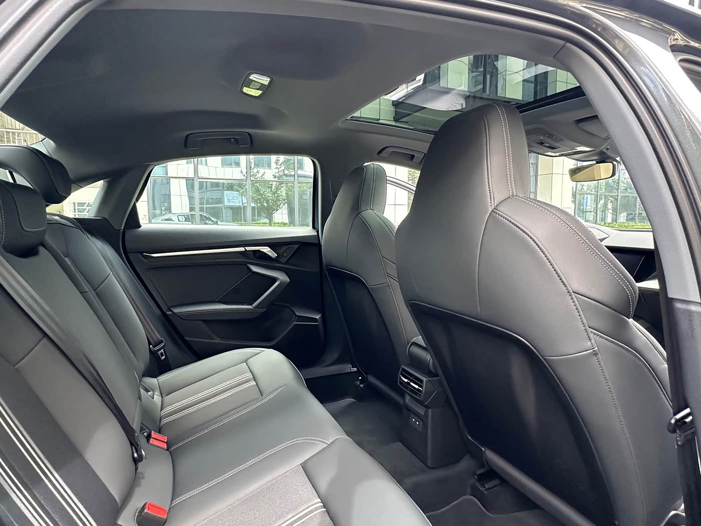 Audi A3 1.4 л 2024 г. Серебристо-серый, пробег 15000 км