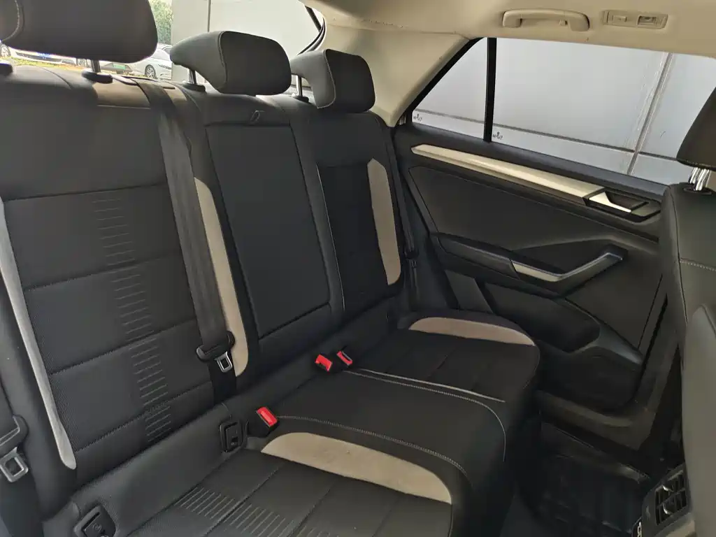 Volkswagen T-Roc — миниатюра 12
