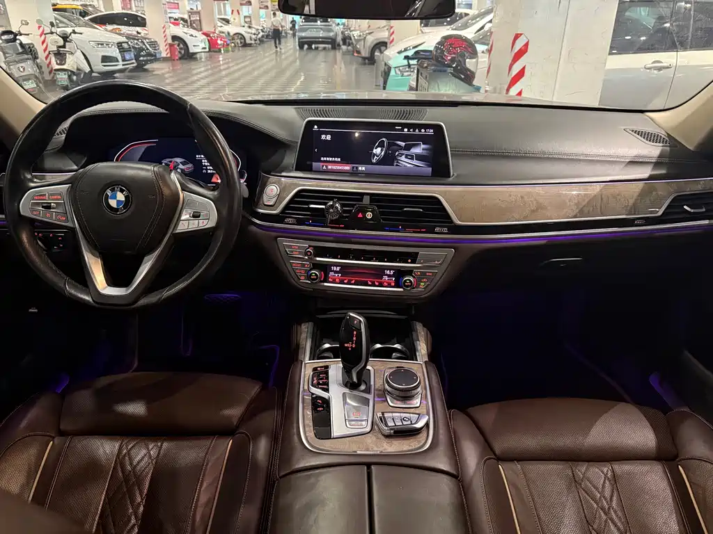 BMW 7 Series — миниатюра 8