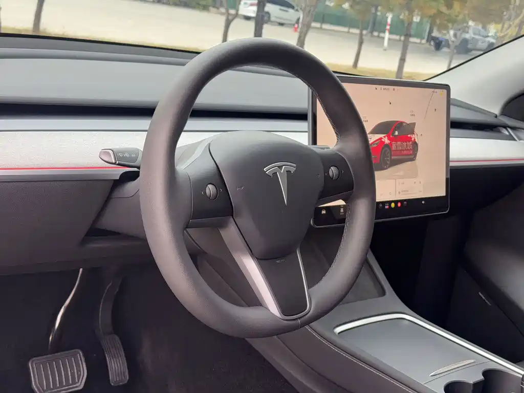 Tesla Model Y — миниатюра 7