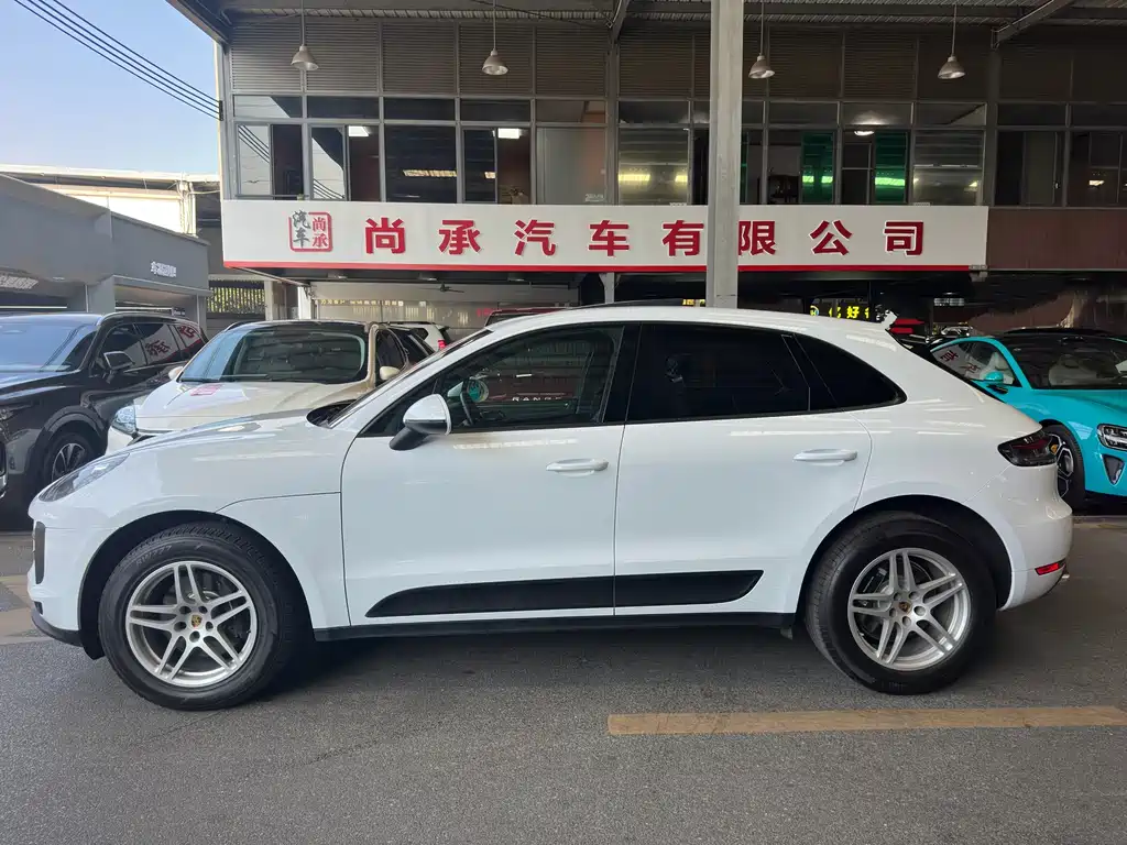 PORSCHE MACAN