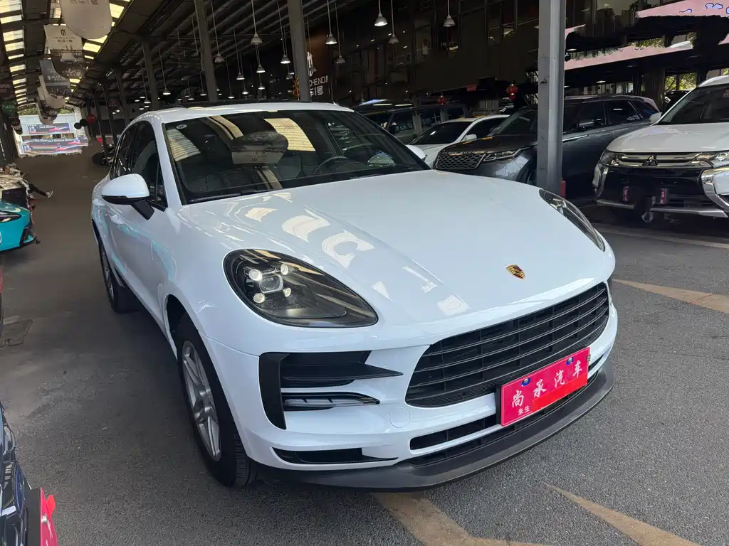 PORSCHE MACAN