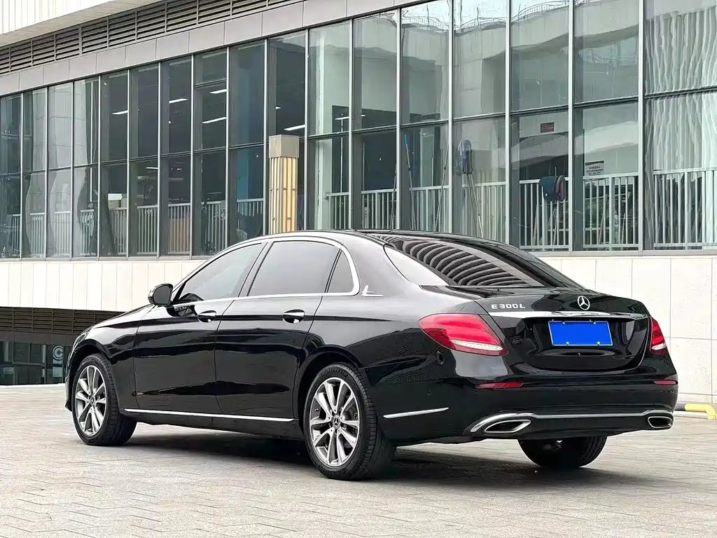 Mercedes-Benz E-Class — миниатюра 9