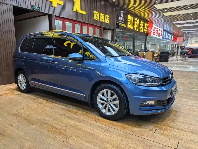 VOLKSWAGEN TOURAN