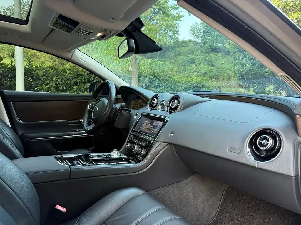 Jaguar XJ — миниатюра 7