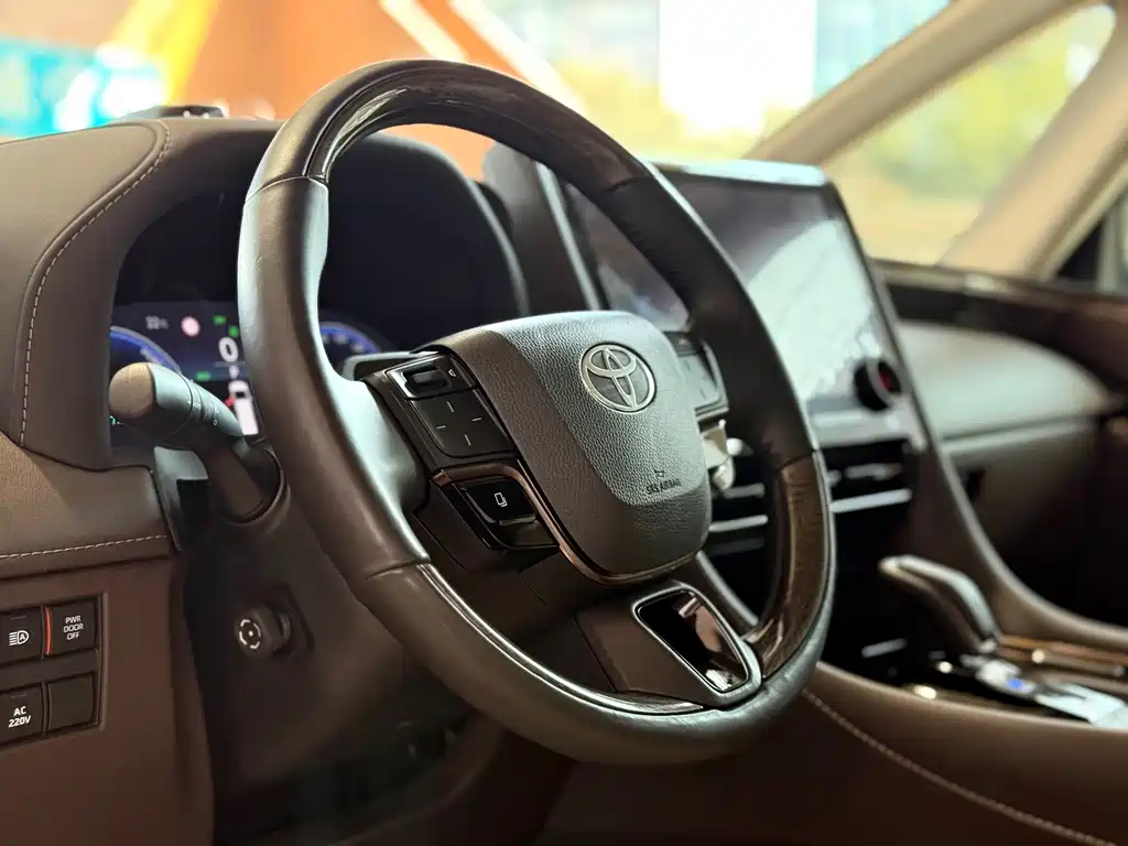 Toyota Alphard — миниатюра 9