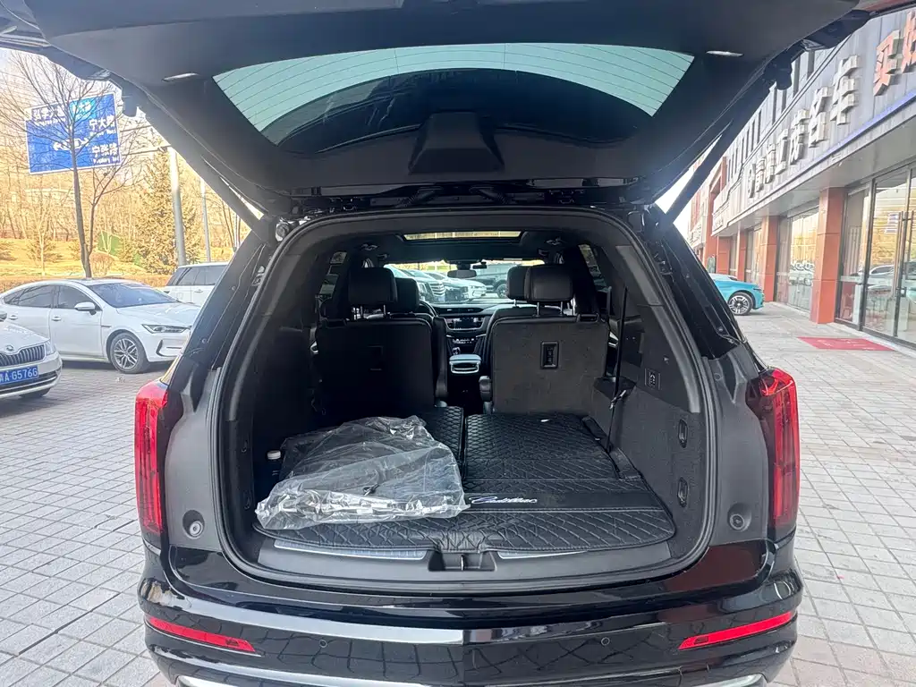 CADILLAC XT6