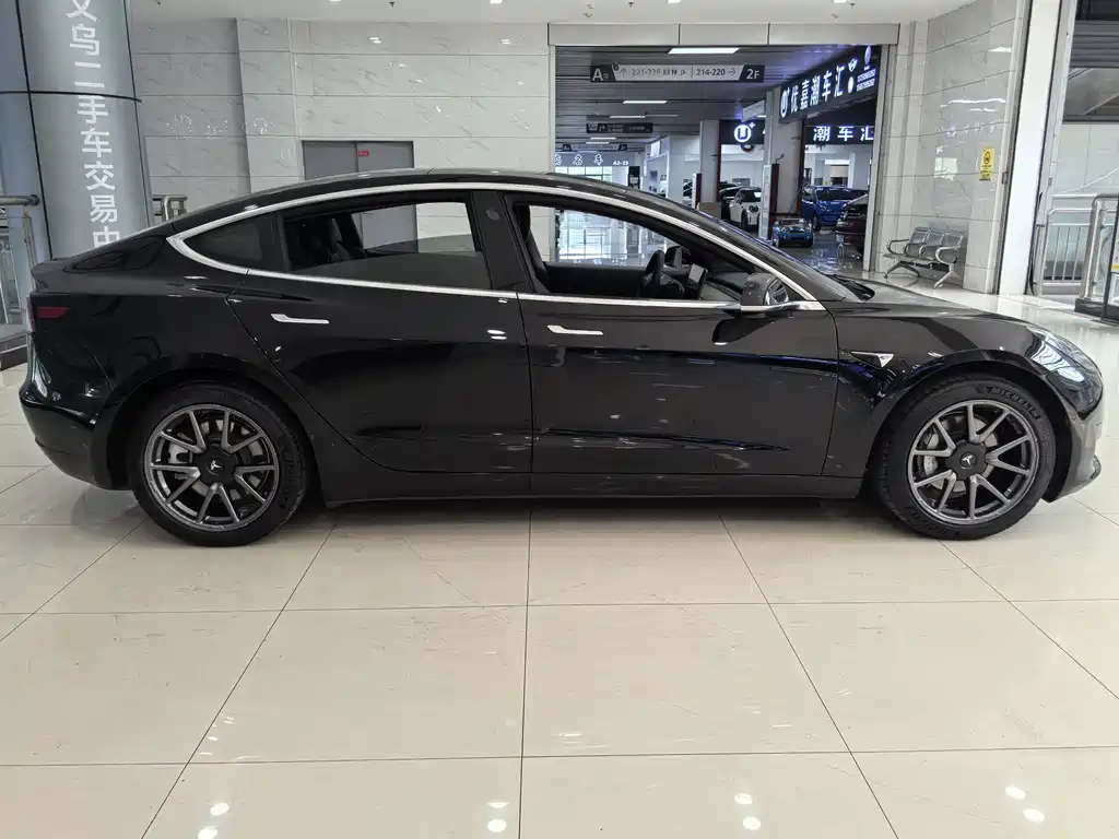 Tesla Model 3 — миниатюра 10