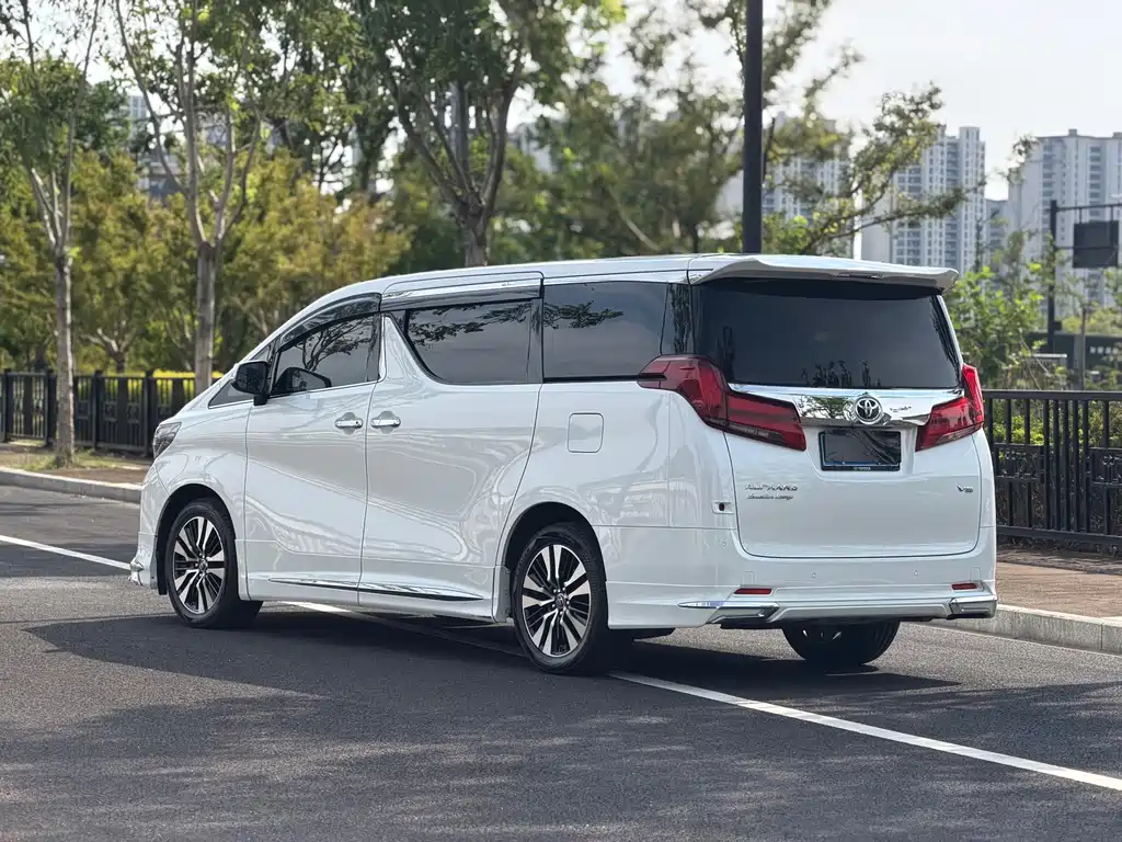 Toyota Alphard — миниатюра 4