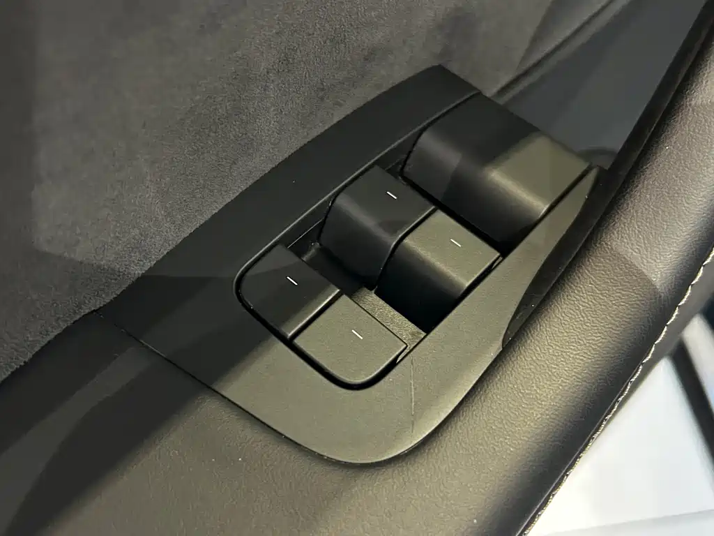 Tesla Model Y — миниатюра 6