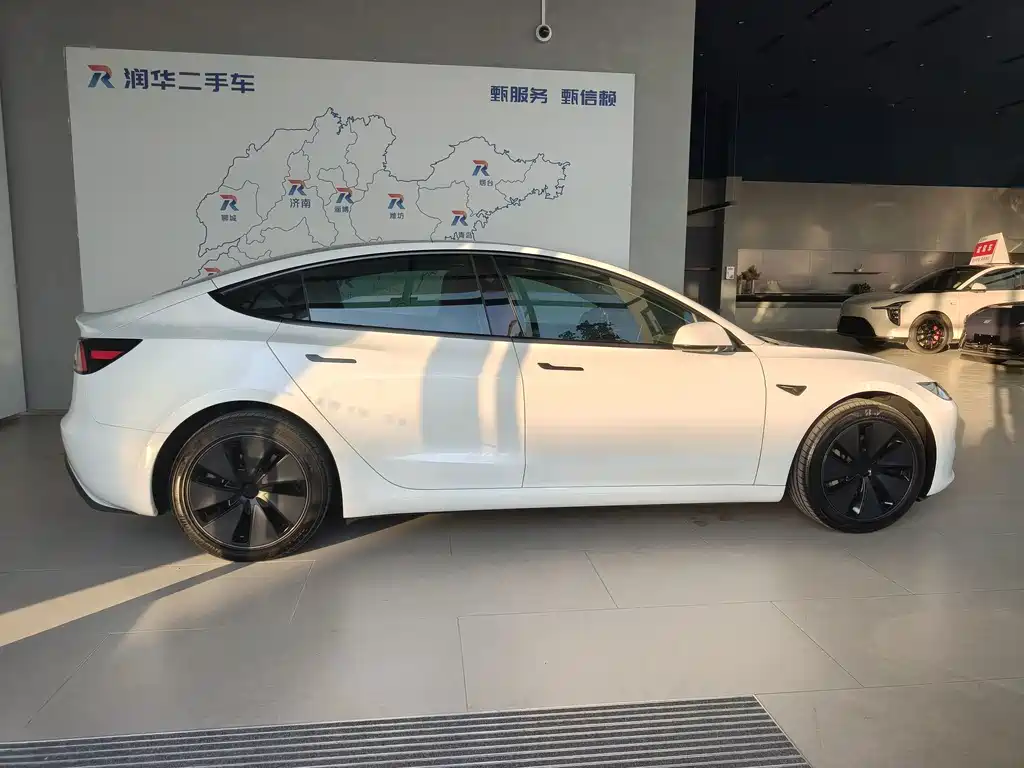 Tesla Model 3 — миниатюра 3