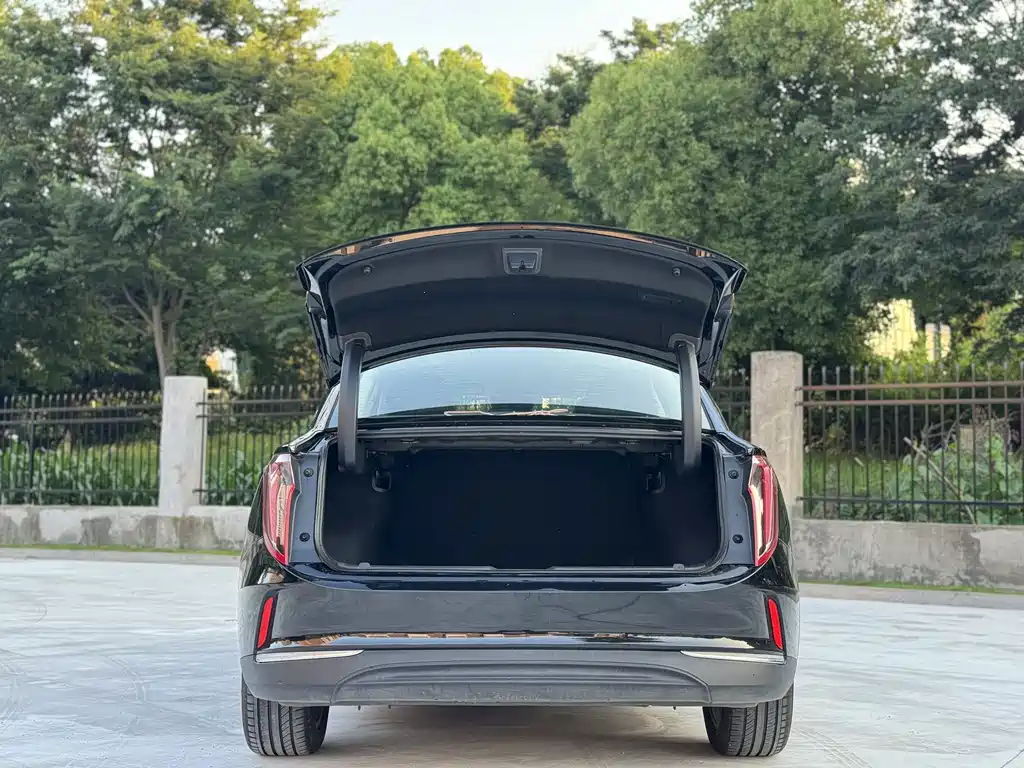 Hongqi E-QM5