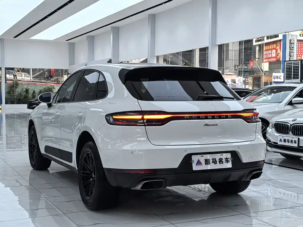 PORSCHE MACAN