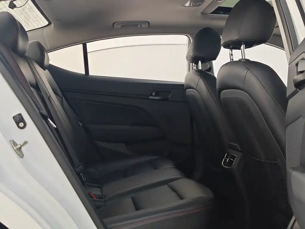Hyundai Elantra — миниатюра 15