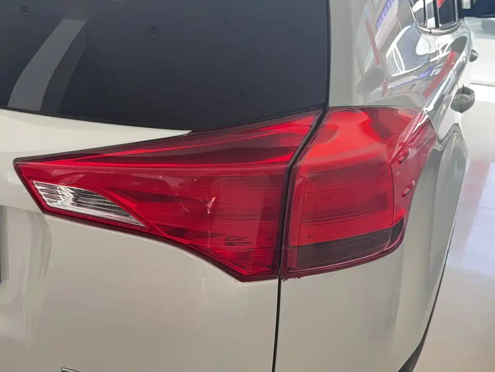 Toyota RAV4 — миниатюра 10