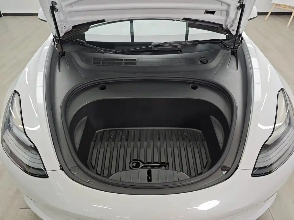 Tesla Model 3 — миниатюра 7