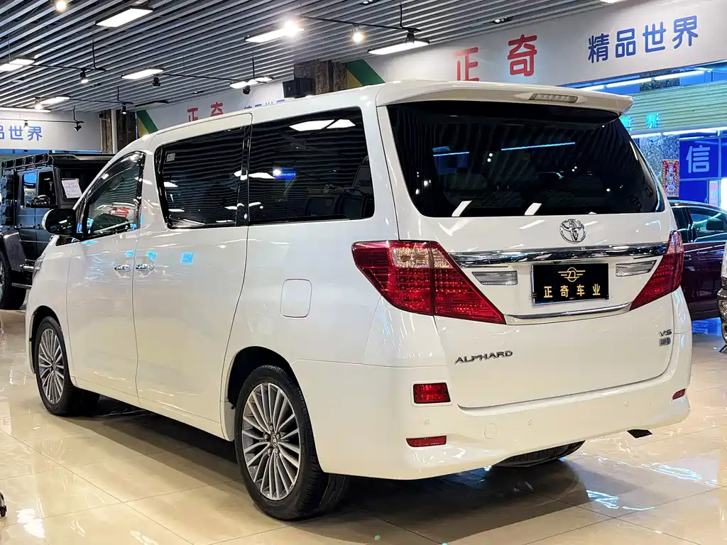 Toyota Alphard — миниатюра 5