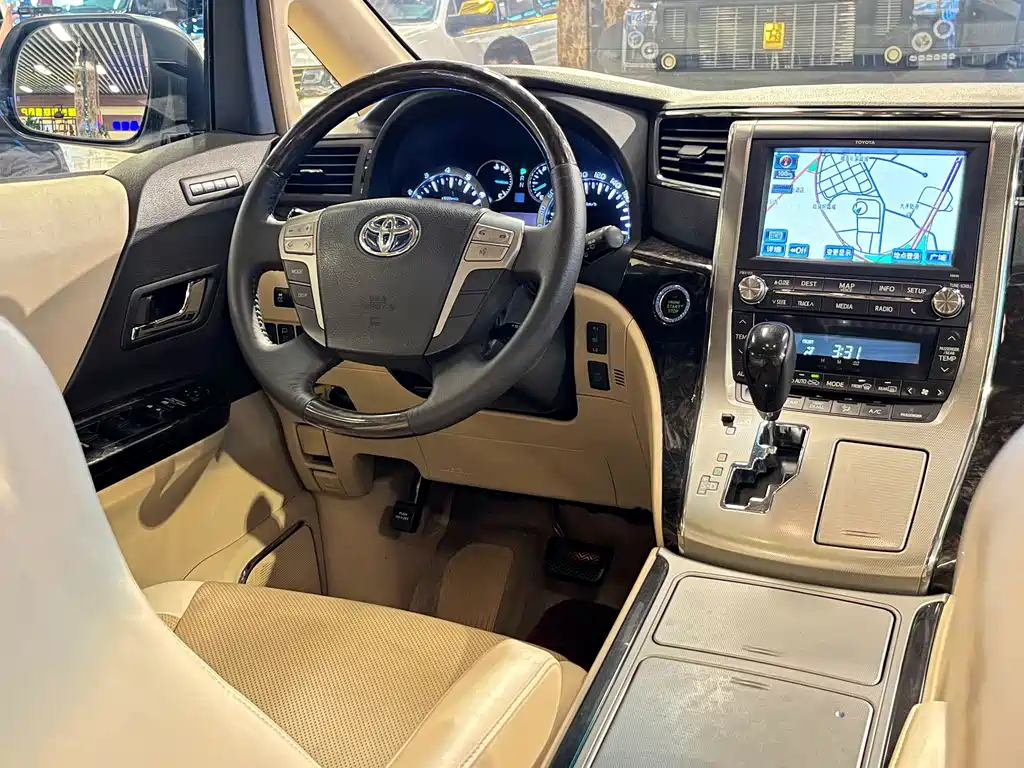Toyota Alphard — миниатюра 10