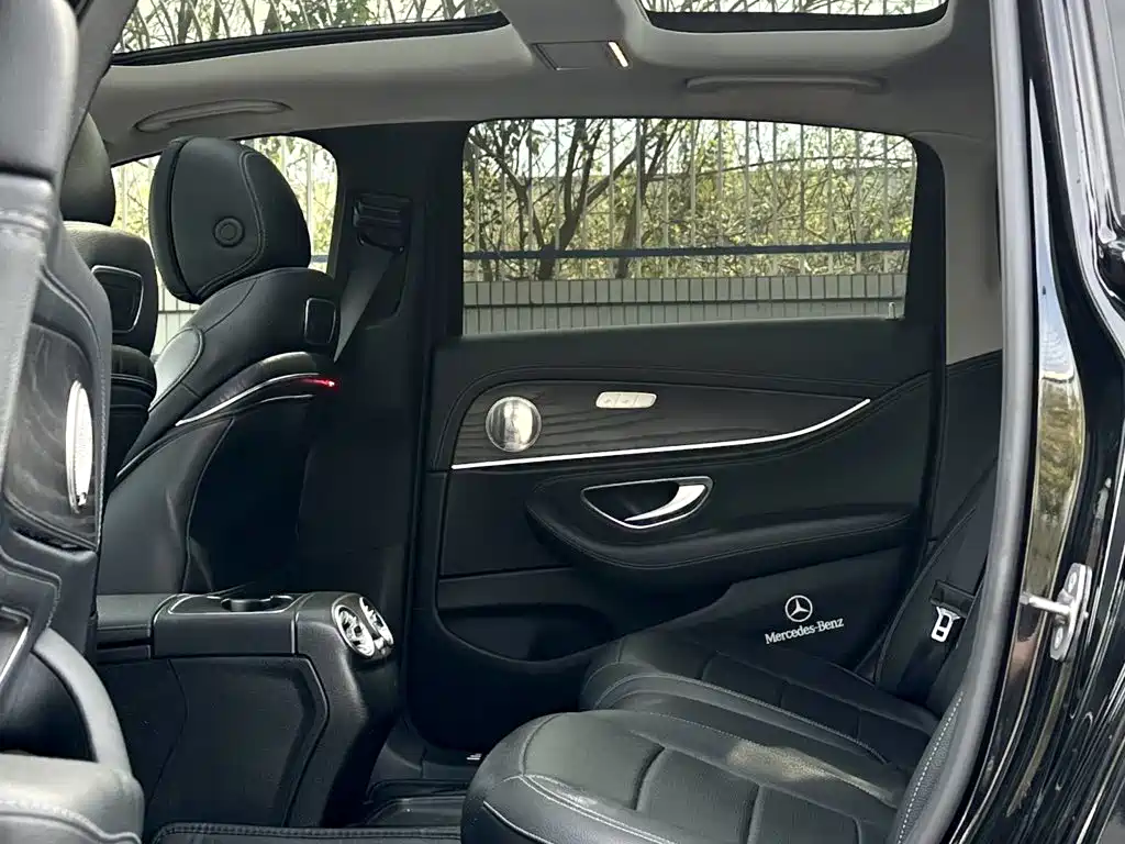 Mercedes-Benz E-Class — миниатюра 12