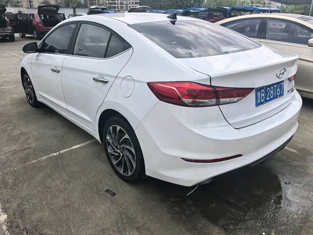 Hyundai Elantra — миниатюра 8