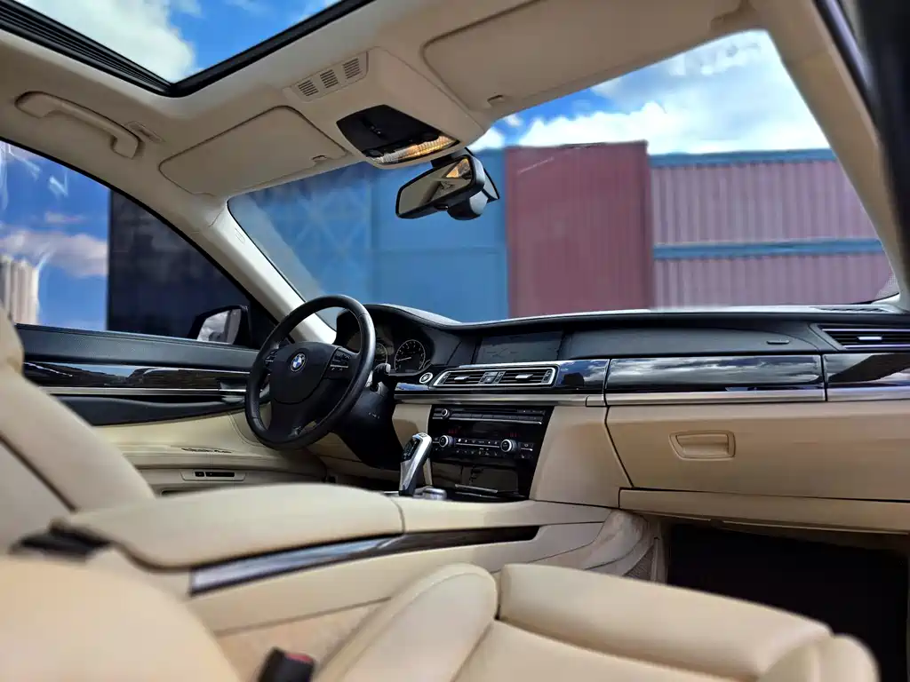 BMW 7 Series — миниатюра 9