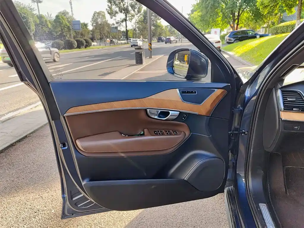Volvo XC90 — миниатюра 6