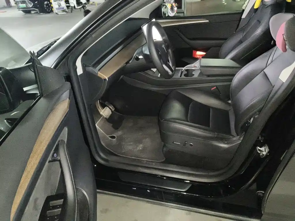 Tesla Model Y — миниатюра 12