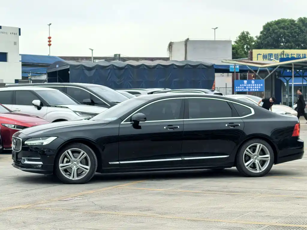 VOLVO S90